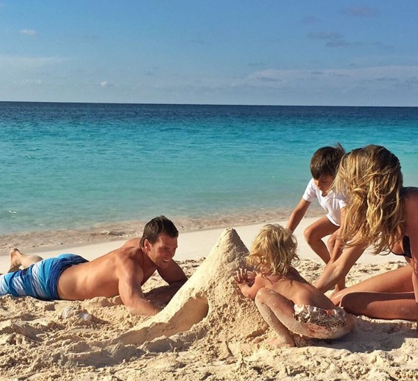 Беззаботные деньки: Жизель Бундхен с мужем и детьми играет на пляже